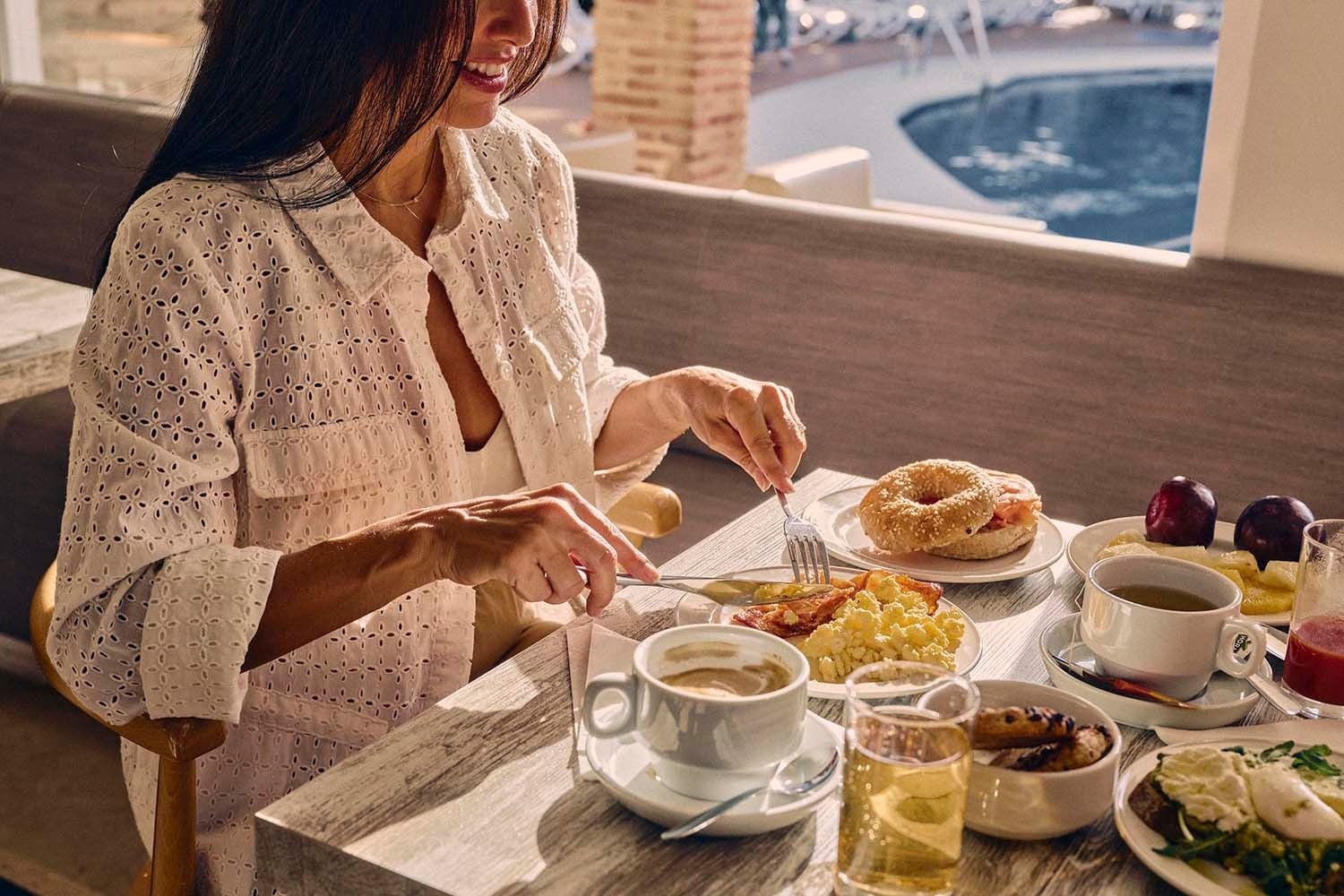 Desayuno con vistas a la piscina en Villa Flamenca | Beneste Hoteles