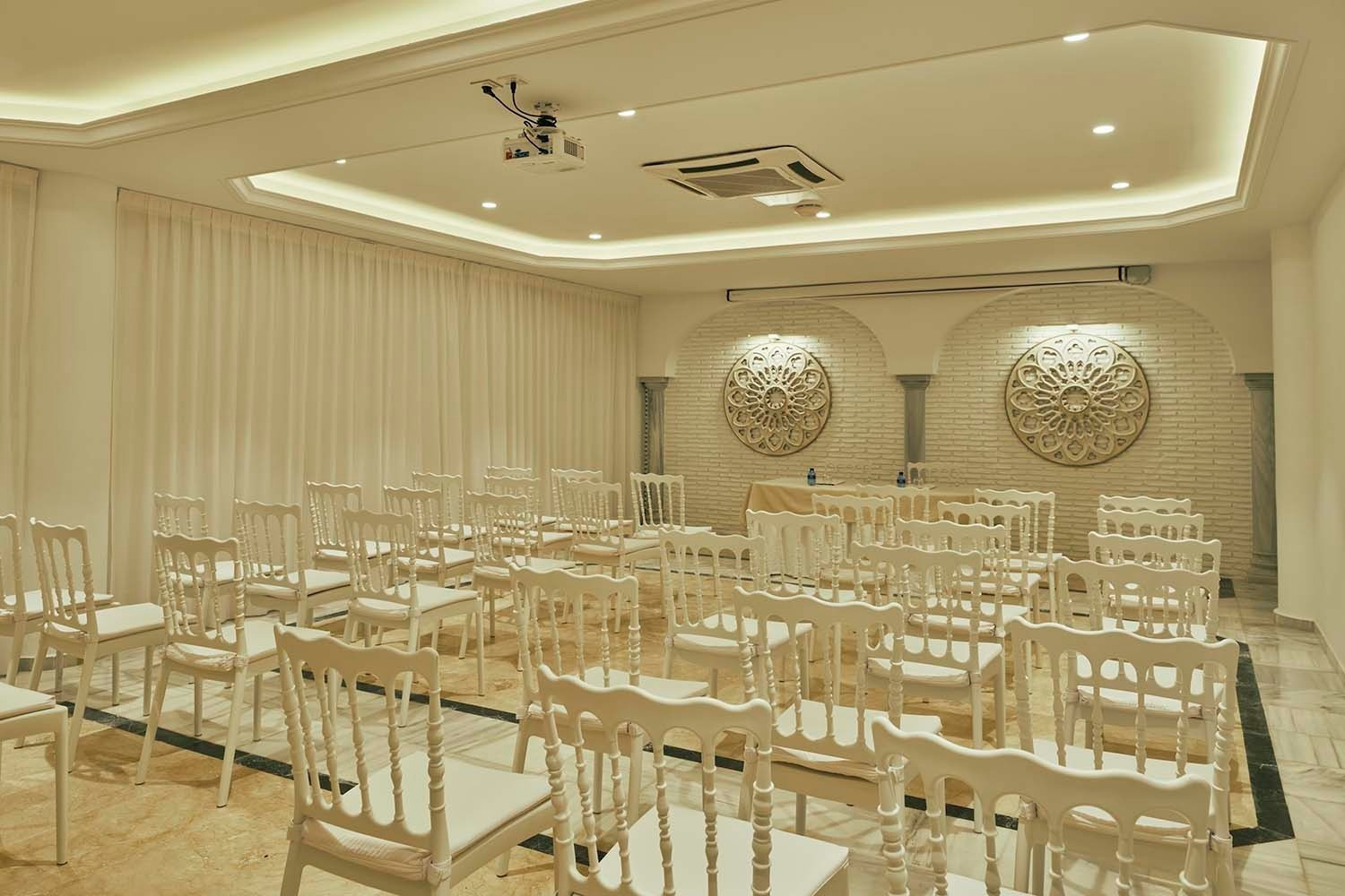 Sala de eventos con sillas blancas y decoración. ¡Eventos | Villa Flamenca | Beneste Hoteles | Web oficial!