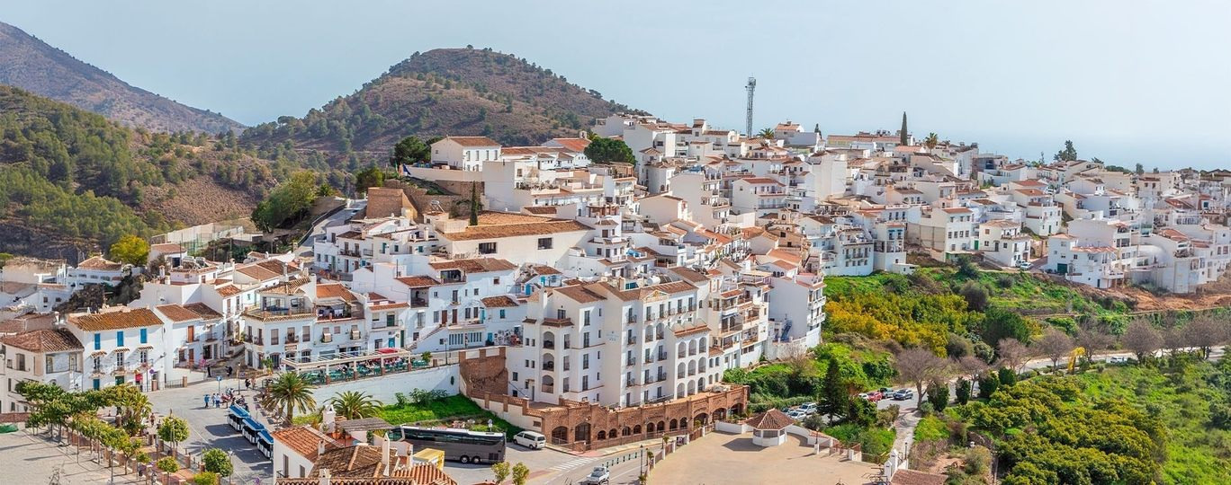 BENESTE: Corporativa vistas al mar y montaña desde hotel blanco andaluz.