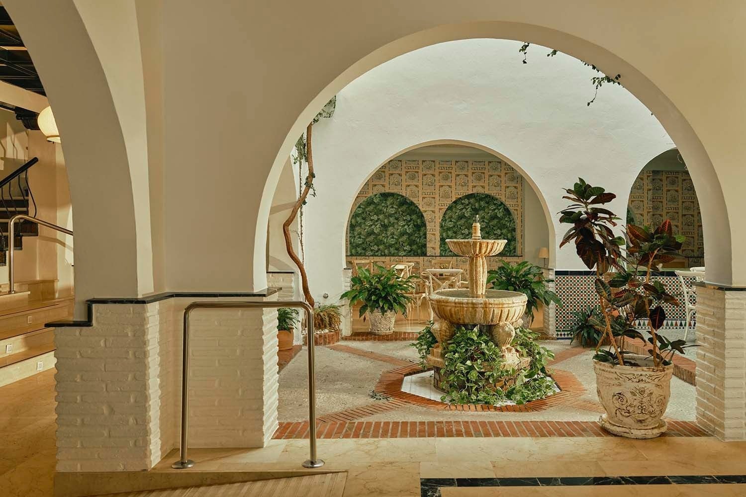 Patios de Villa Flamenca, Beneste Hoteles: fuente, plantas y arcos.