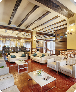 una mujer está sentada en una tumbona con una copa de vino en la mano