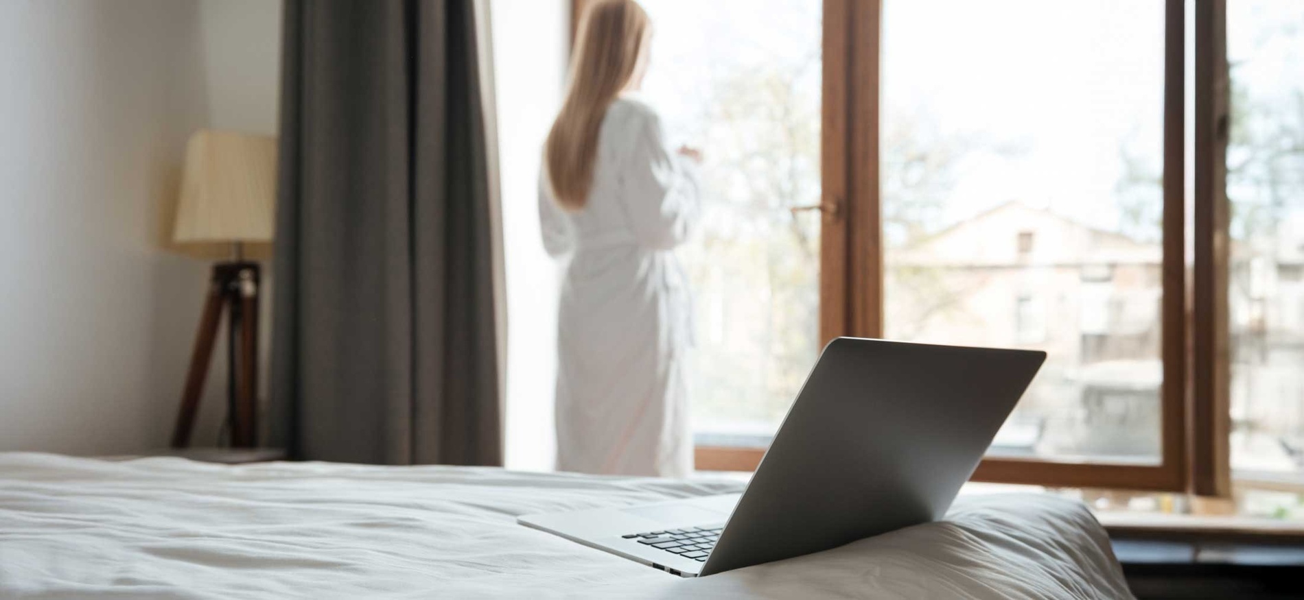 una piscina rodeada de sillas y balcones en un hotel