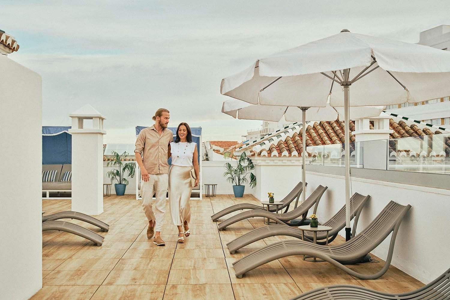 Pareja relajada en terraza con vistas, Villa Flamenca | Beneste Hoteles