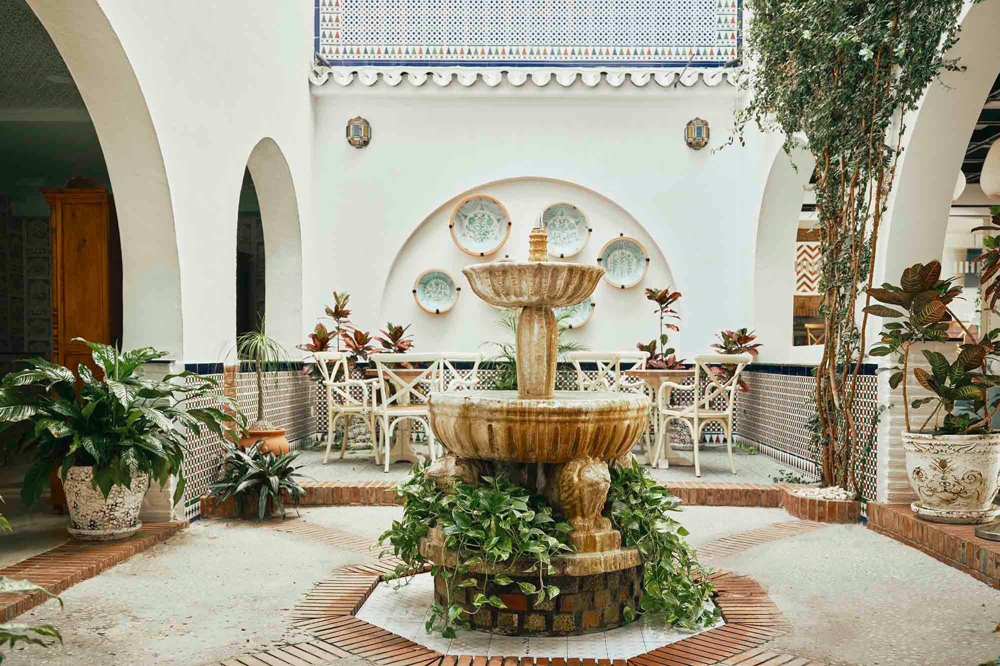 una mujer recibe un masaje en un spa rodeado de velas