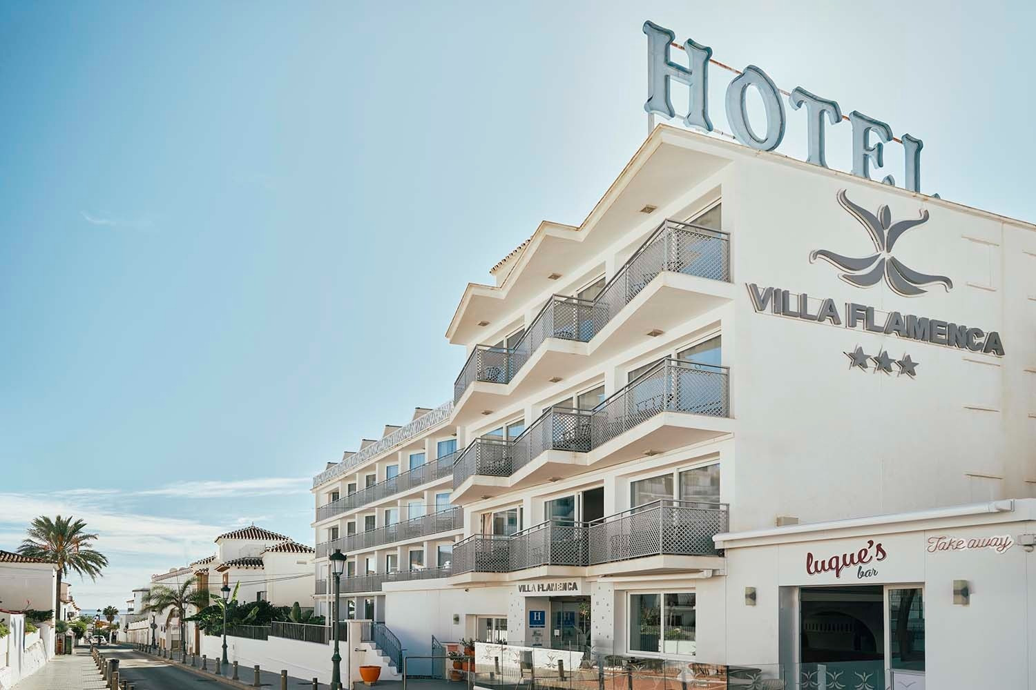 Hotel Villa Flamenca, Beneste Hoteles | Fachada con balcones y letrero de la marca.