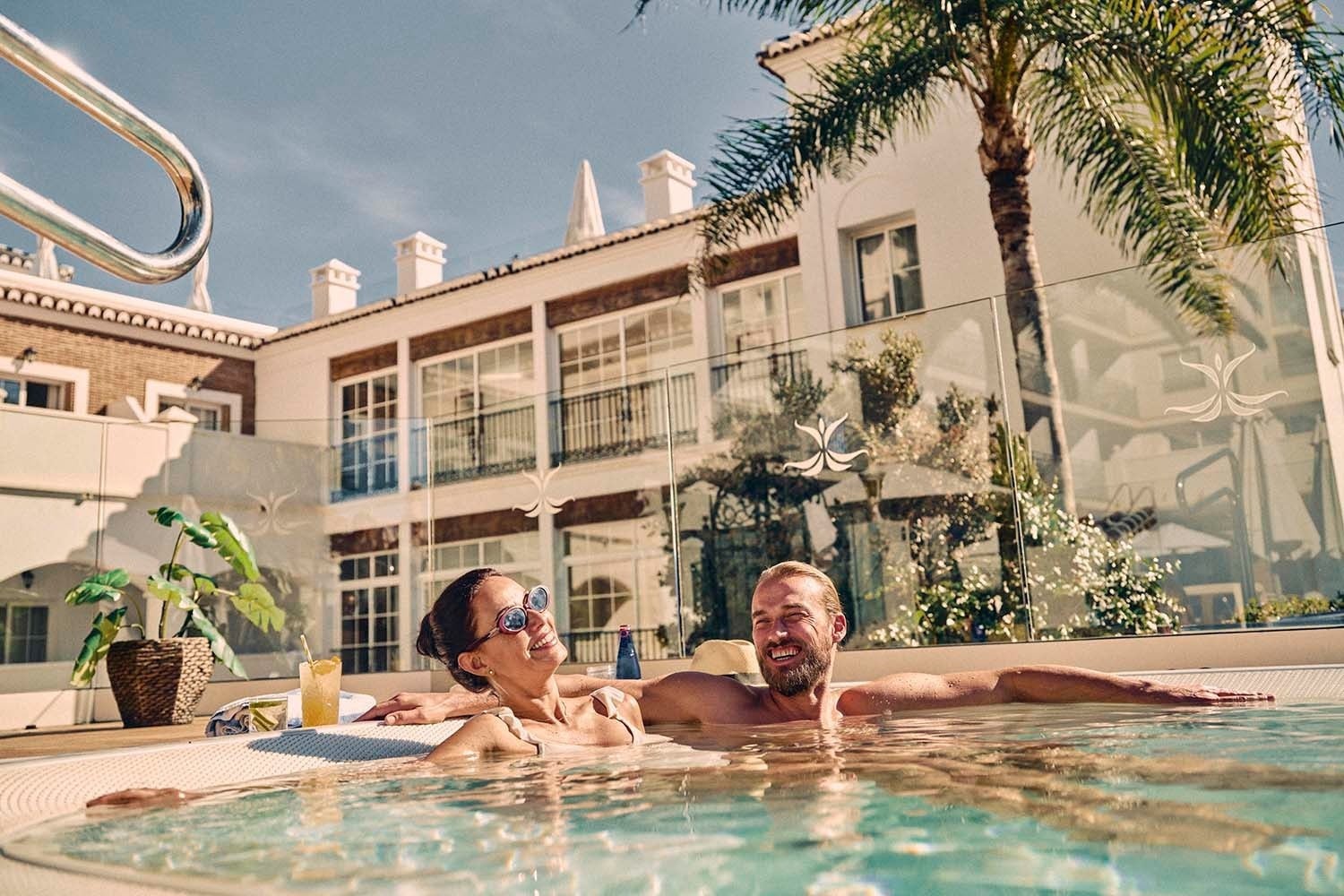 Pareja disfrutando en piscina en Villa Flamenca | Beneste Hoteles | Web oficial