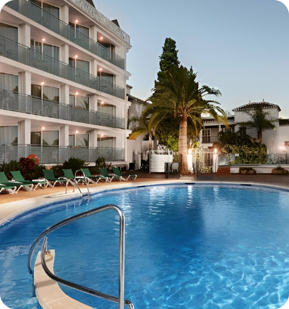 una piscina rodeada de sillas y balcones en un hotel