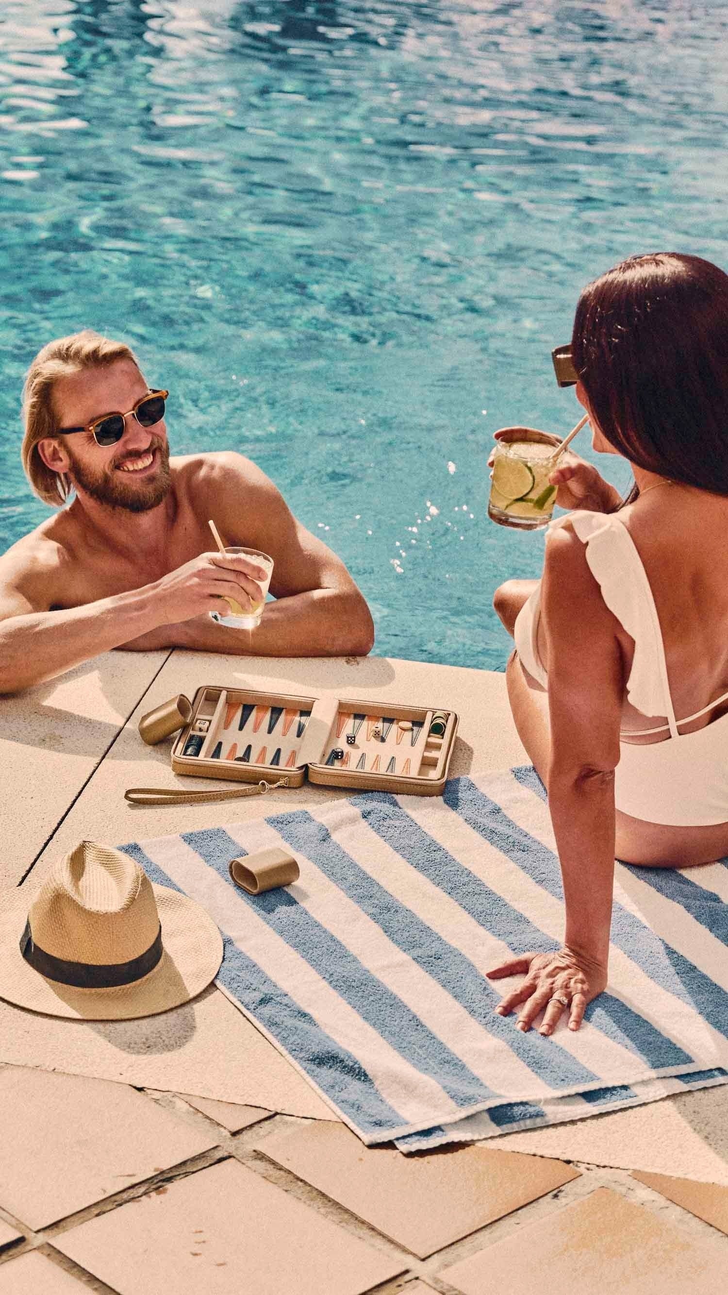 una mujer sentada en un muelle mirando al océano