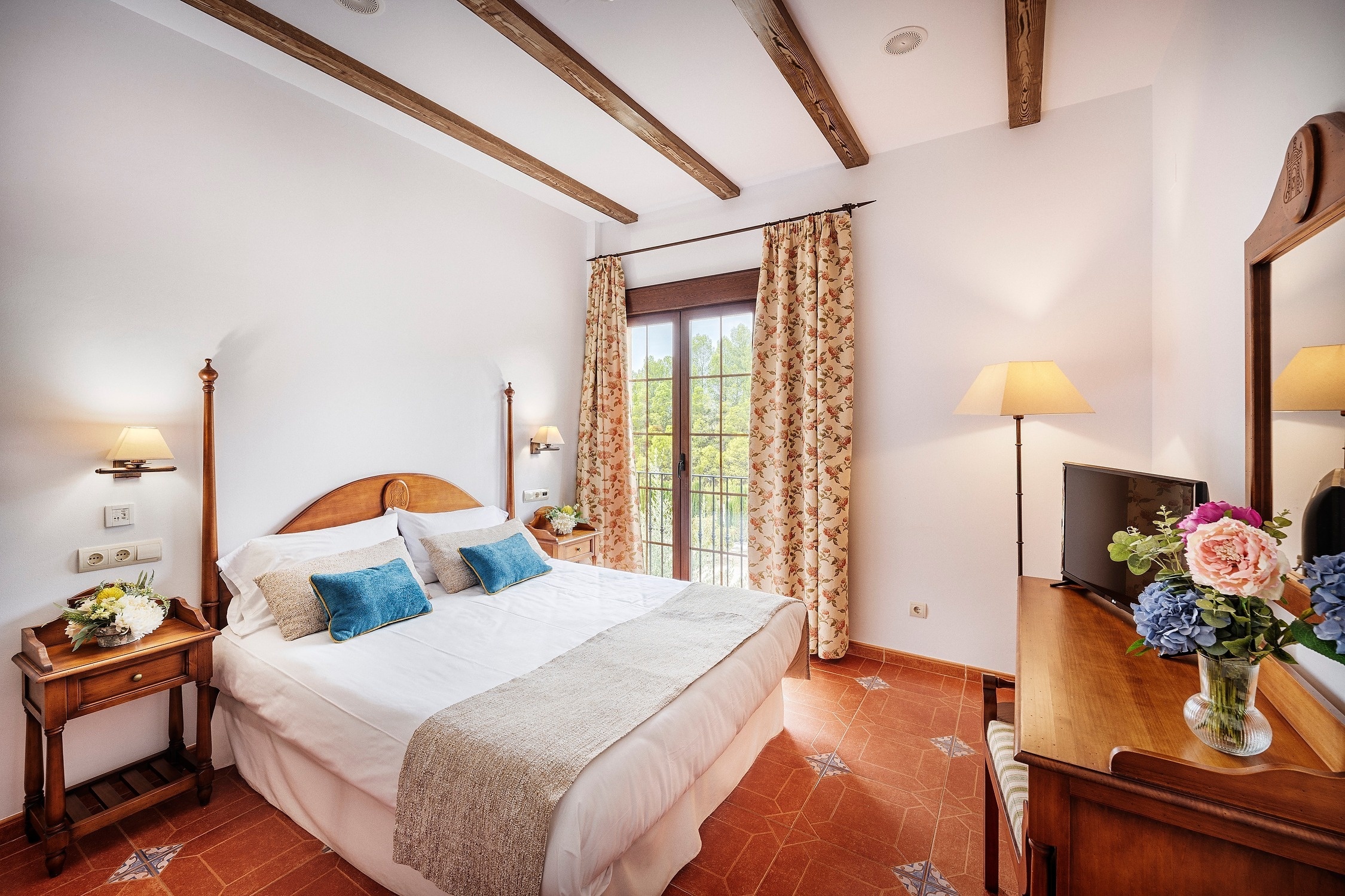 una habitación con una cama y una silla de mimbre