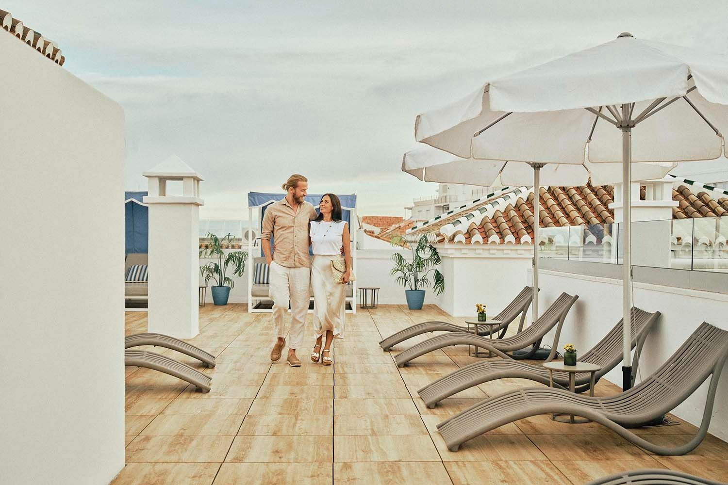 Pareja pasea en terraza de Villa Flamenca, Beneste Hoteles. Web oficial.
