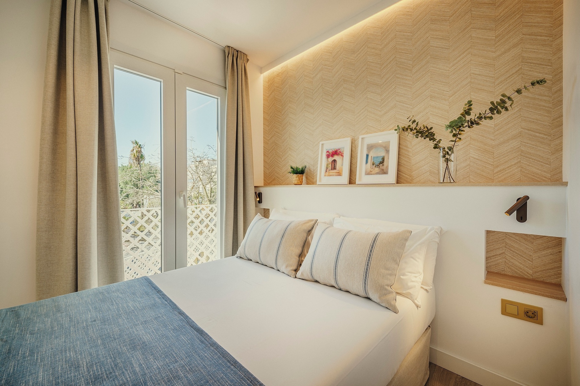 Habitación moderna con cama doble, balcón y detalles de madera. Nerja Hostal | Beneste Hoteles | Web oficial.