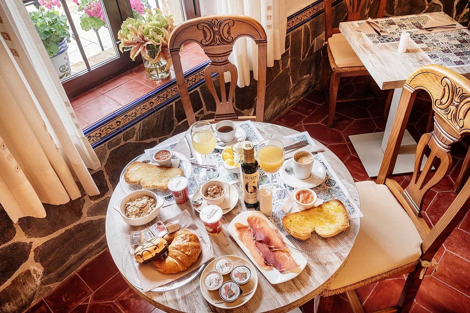Desayuno en Cazorla Hotel | Beneste Hoteles: tostadas, bollería, embutido y zumo.