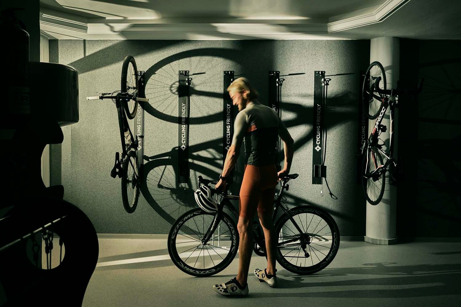 Ciclista con bicicleta en Villa Flamenca | Beneste Hoteles. ¡Tu escapada ciclista!