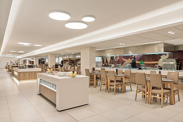Comedor de buffet de hotel, con mesas de madera y sillas, y una barra de ensaladas con Best Oasis Park, Salou  | Best hotels | Mejor precio.