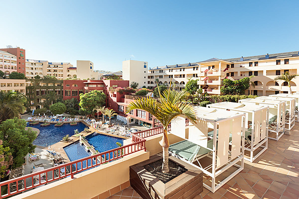 Tumbonas turquesas bajo toldos blancos en terraza de hotel, Hotel Best Jacaranda, Tenerife | Best Hotels | Mejor Precio con palmera.