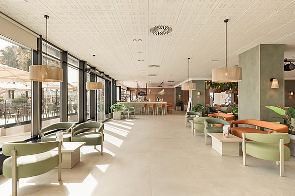 Lobby del hotel con sofás rosas y marrones, mesa de centro de madera y barra de bar Hotel Best Siroco, Benalmádena | Best Hotels | Mejor Precio.