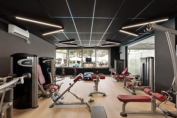 Gimnasio moderno con equipo de pesas y cardio, luces LED y vistas al exterior. Best Oasis Park, Salou  | Best hotels | Mejor precio