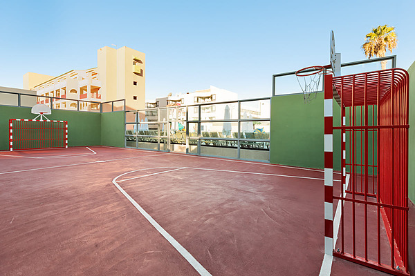 Cancha polideportiva con portería y canasta. Ideal para Hotel Best Jacaranda, Tenerife | Best Hotels | Mejor Precio.