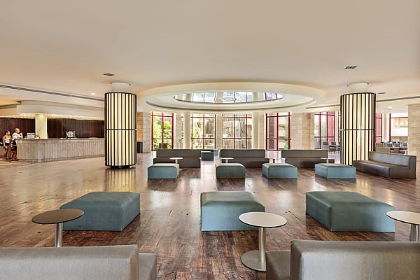 El bonito y renovado Lobby de Hotel Best Jacaranda, Tenerife | Best Hotels | Mejor Precio, mesas preparadas para disfrutar.