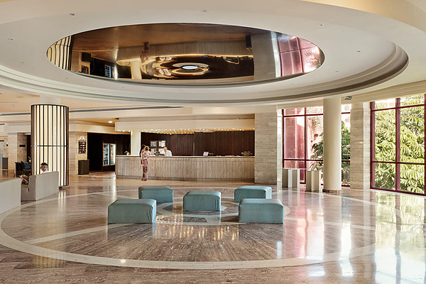 Lobby espacioso y moderno de hotel, con lámpara colganteHotel Best Jacaranda, Tenerife | Best Hotels | Mejor Precio, plantas y asientos.