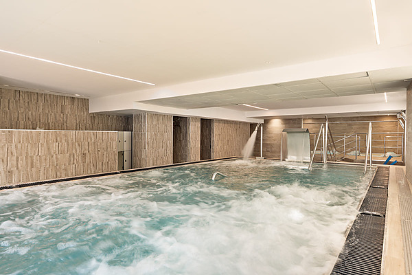 Piscina interior con cascada y chorros Best Oasis Park, Salou  | Best hotels | Mejor precio.