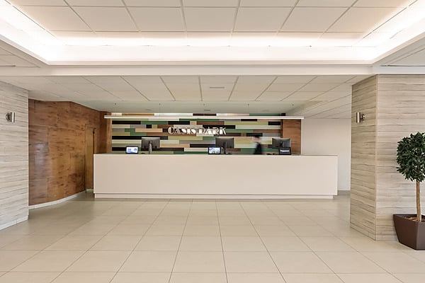 Moderne Hotelrezeption mit Sitzgelegenheiten und Pflanzen, ideal für Best Oasis Park, Salou | Offizielle Website | Bester Preis.