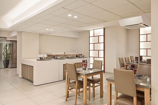 Comedor de hotel elegante conBest Oasis Park, Salou  | Best hotels | Mejor precio, mesas y sillas listas para los huéspedes.