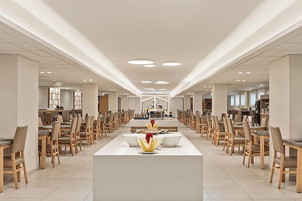 Buffet en hotel Best Oasis Park, Salou  | Best hotels | Mejor precio: mesas y sillas de comedor elegantes en un espacioso restaurante moderno.