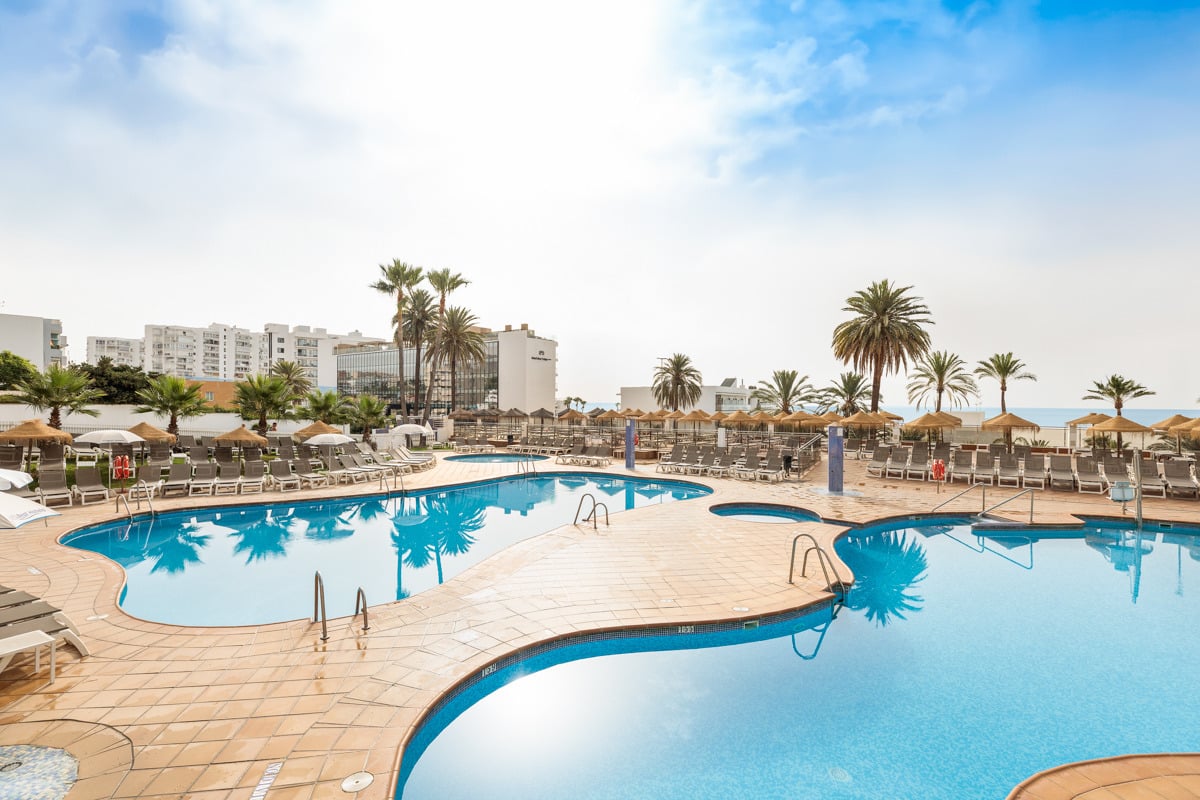 Hotel con piscina y palmeras frente al mar Hotel Best Siroco, Benalmádena | Best Hotels | Mejor Precio