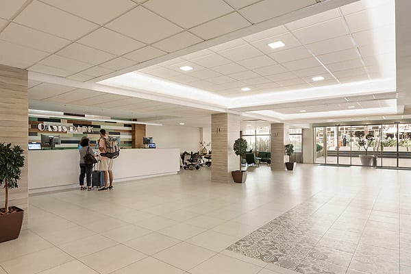 Modernes Hotel-Lobby mit Sitzgelegenheiten und Kunst. Best Oasis Park, Salou | Offizielle Website | Bester Preis