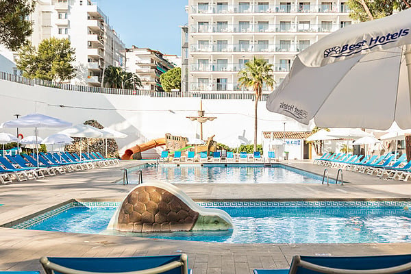 Piscina del hotel con tobogán de tortuga y tumbonas, perfecto para unas Best Oasis Park, Salou  | Best hotels | Mejor precio vacaciones.