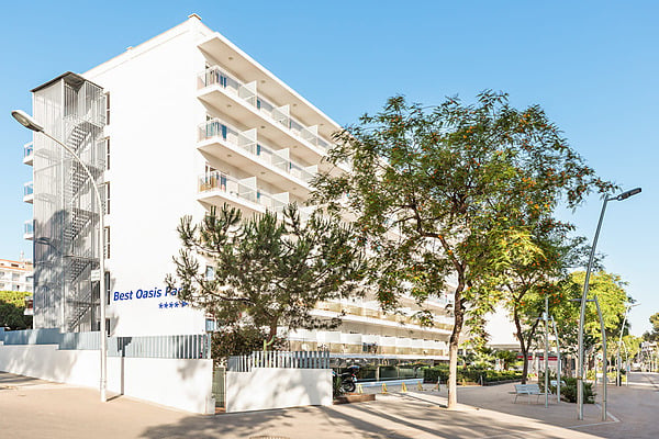 Hotel Best Oasis Park Best Oasis Park, Salou  | Best hotels | Mejor precio, vistas exteriores y fachada blanca con balcones.