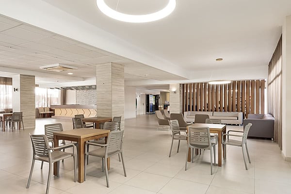 Gemütliche Lobby mit stilvollen Sitzbereichen und einem Best Oasis Park, Salou | Offizielle Website | Bester Preis.