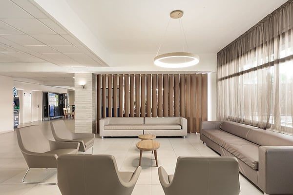 Moderne Hotel-Lobby mit Sitzgelegenheiten, Getränkeautomaten und einem Spa-Bereich Best Oasis Park, Salou | Offizielle Website | Bester Preis