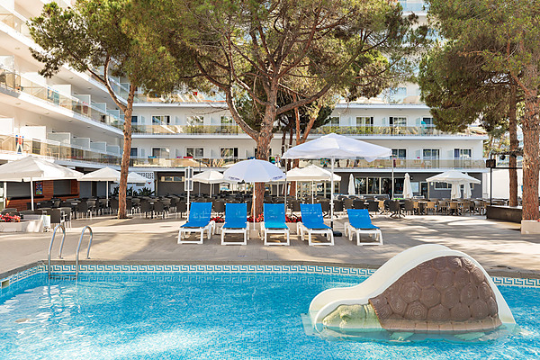 Piscina de niños pequeños en hotel Best Oasis Park en Salou con zona de juegos para niños.