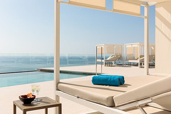 Terraza con piscina infinita, cama balinesa y vistas al mar Hotel Best Oasis Tropical, Mojácar | Best Hotels | Mejor Precio