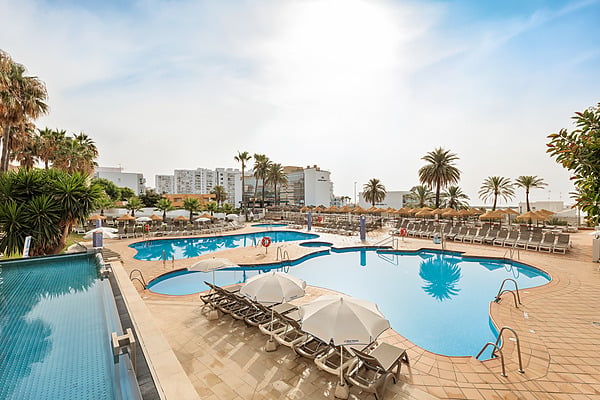 Resort con piscina y palmeras, vistas al mar. Tu Hotel Best Siroco, Benalmádena | Best Hotels | Mejor Precio ideal.