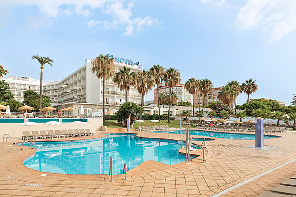 Hotel Best Siroco, Benalmádena | Best Hotels | Mejor Precio: Piscina al aire libre en un resort tropical con palmeras y tumbonas