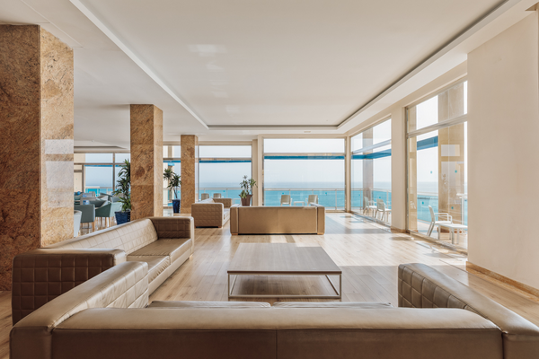 Lounge moderno con sofás de cuero y vistas al mar. Hotel Best Benalmádena, Costa del Sol | Web oficial en hotel.