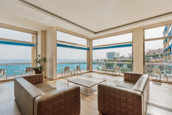 Sofá marron y mesa de centro en la zona de estar del hotel con Hotel Best Benalmádena, Costa del Sol | Web oficial.