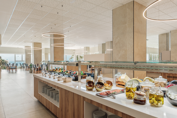 Bufé de desayuno en hotel, con opciones saludables y calientes, perfecto paraHotel Best Benalmádena, Costa del Sol | Web oficial.