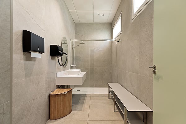 Baño moderno con ducha, lavabo y secador de pelo. Ideal para Hotel Best Siroco, Benalmádena | Best Hotels | Mejor Precio.