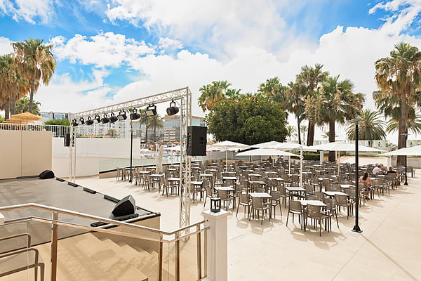 Terraza exterior de hotel con mesas y sillas para Hotel Best Siroco, Benalmádena | Best Hotels | Mejor Precio