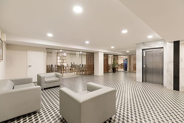 Recepción moderna con @@Best Oasis Park, Salou  | Best hotels | Mejor precio@@, sofás grises y ascensor.