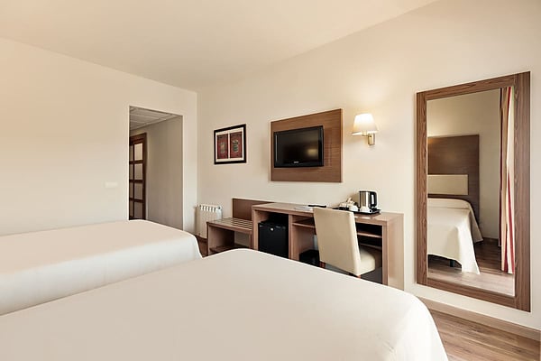 Doppelzimmer mit roten Bettdecken und Schreibtisch Best Oasis Park, Salou | Offizielle Website | Bester Preis