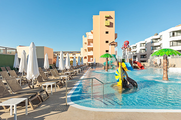 Piscina infantil con toboganes y zonas de descanso en hotel Hotel Best Jacaranda, Tenerife | Best Hotels | Mejor Precio.