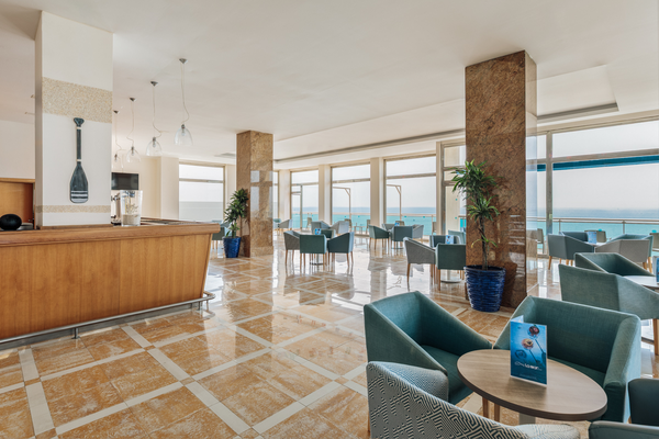 Bar y sala de estar del hotel con vistas al mar Hotel Best Benalmádena, Costa del Sol | Web oficial.