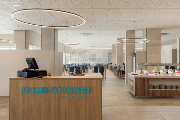 Restaurante Agua Marina: Ambiente moderno con mesas y Hotel Best Benalmádena, Costa del Sol | Web oficial.
