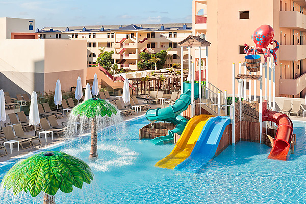 Toboganes acuáticos y palmeras fuentes en la piscina de Hotel Best Jacaranda, Tenerife | Best Hotels | Mejor Precio.