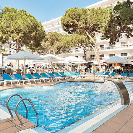 Best Oasis Park, Salou  | Best hotels | Mejor precio: Piscina exterior con tumbonas, sombrillas y palmeras en un hotel soleado.